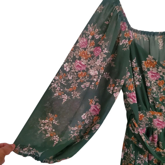 French Kiss floral v-neck baby doll blouse, size medium, with pockets - Picture 4 of 7